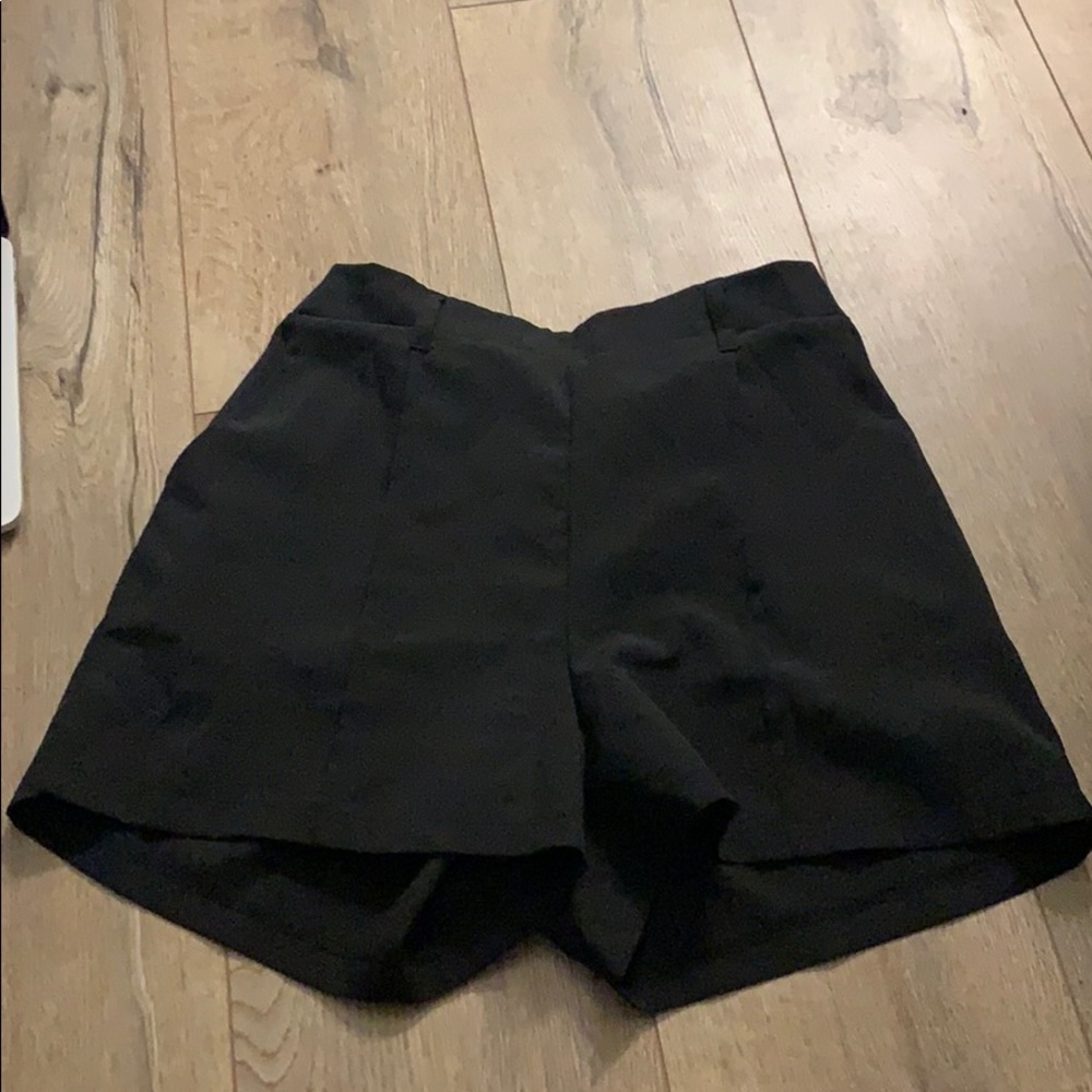 Elastic waist black shorts